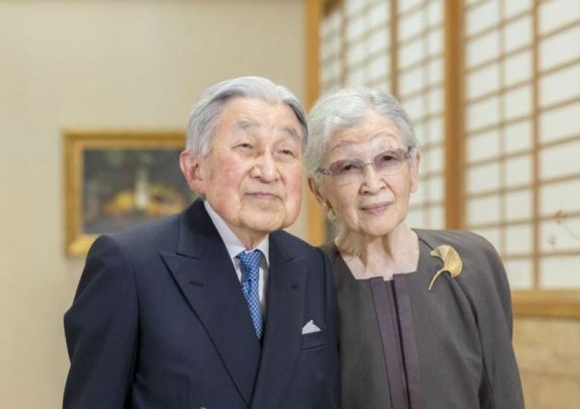 日本上皇明仁（左）与上皇后美智子（右）。