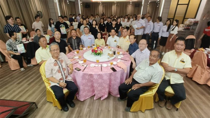 郑文新：通过辩论培养学生的辩证思维和逻辑推理能⼒