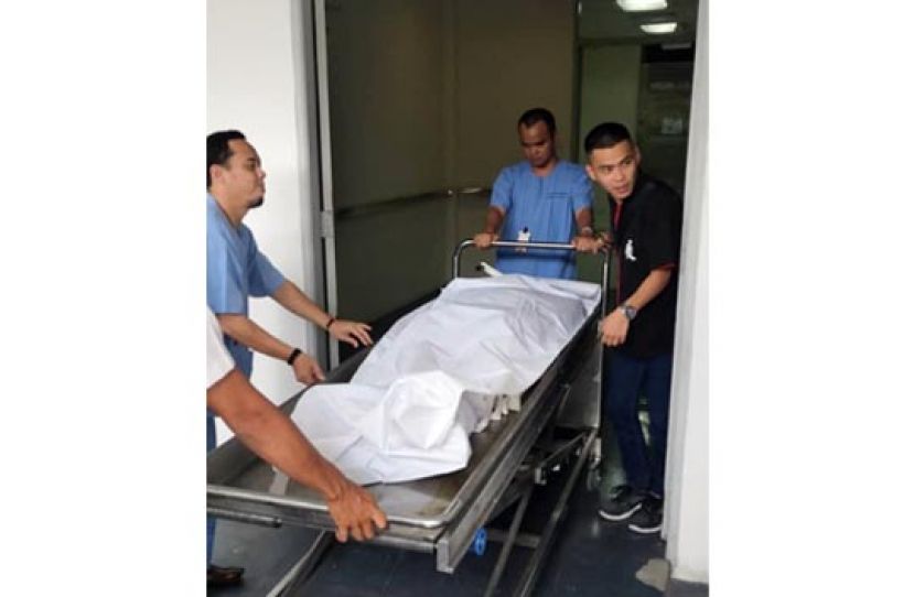 猎枪走火而不幸毙命的男子遗体送抵砂中央医院太平间。