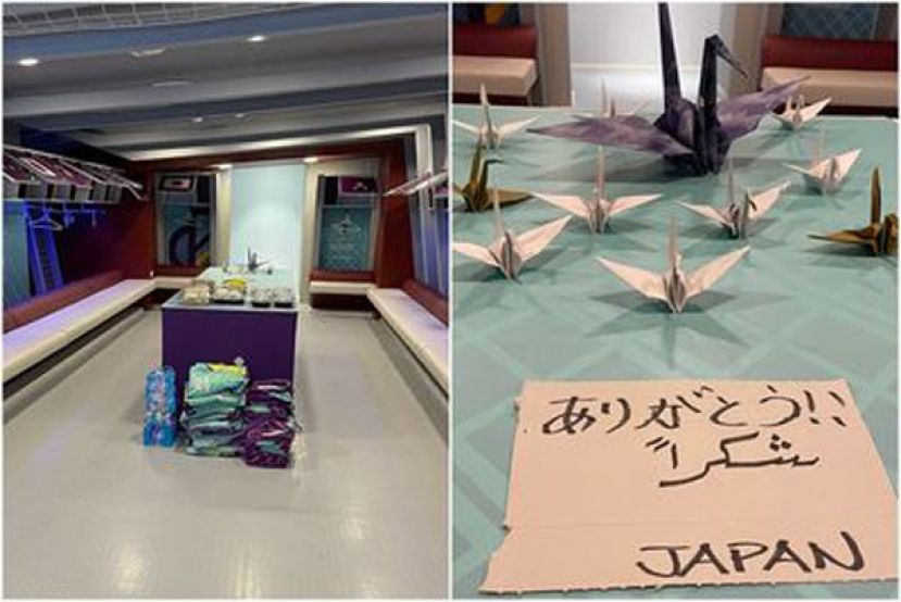 2022卡塔尔世足赛，日本队把休息室收拾得相当干净，并留下11支纸鹤，以阿拉伯文、日文写下&ldquo;谢谢&rdquo;的纸条。
