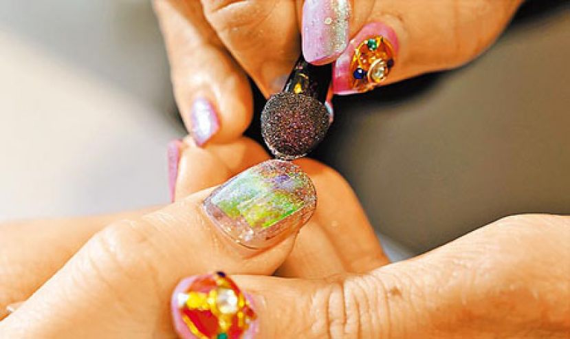 频繁做水晶指甲 粉领族甲沟红肿发炎