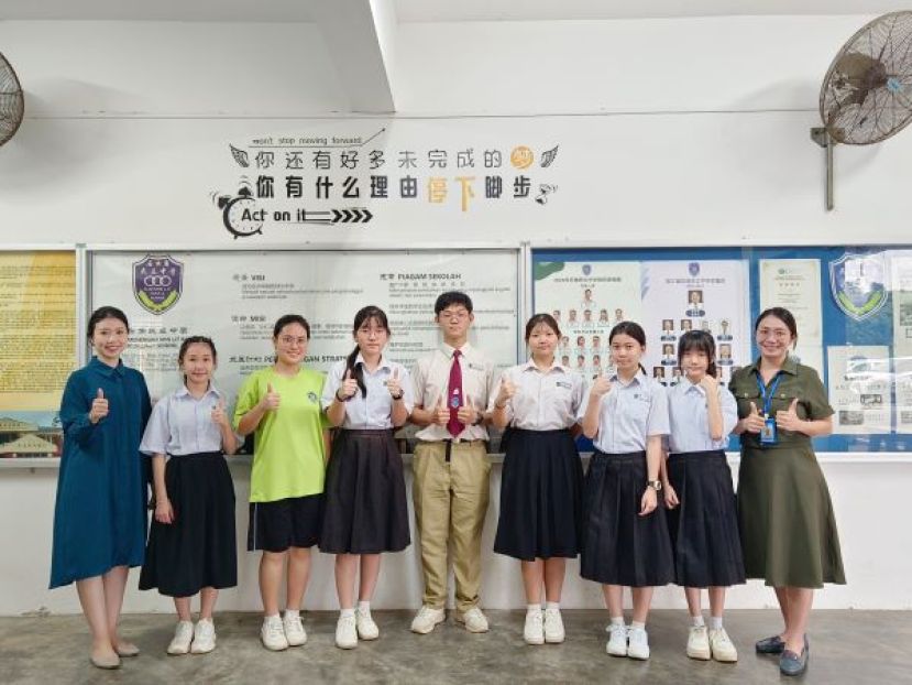 学业优良奖学金。左一为校长赖淑珍，右一为教务主任傅美芳。