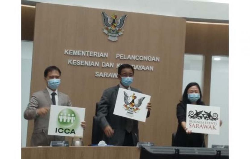 砂旅游、艺术及文化部长阿都卡林(中）为大会主持推介礼。