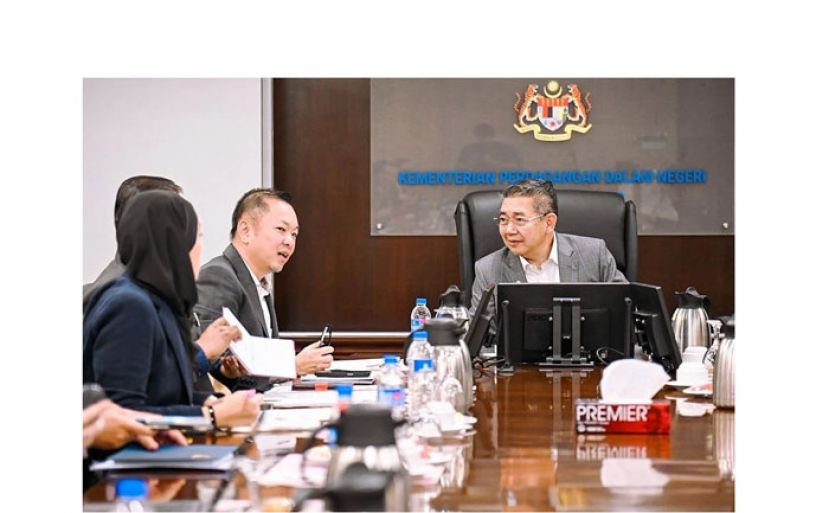 沙拉胡丁阿育(右一)与陈泓缣举行跨部门会议。