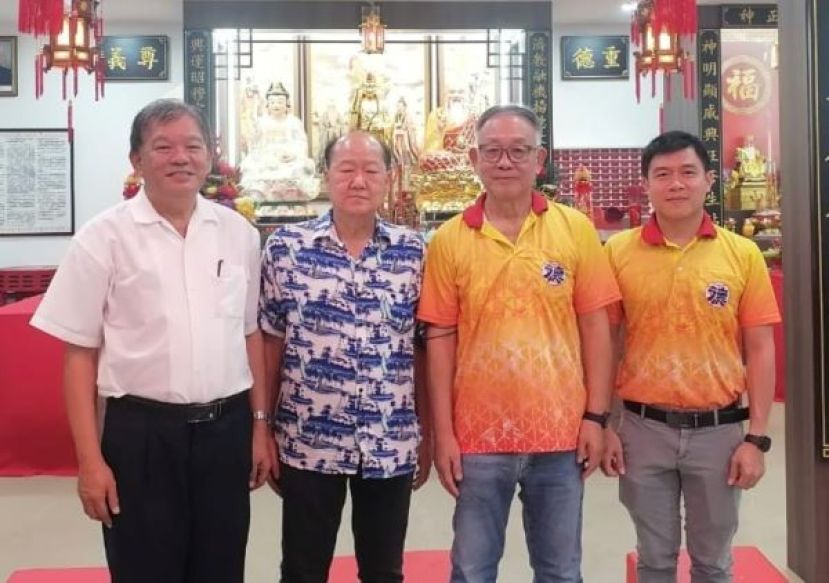 济兴善社将于本周六办义诊筹委主席陈中兴（左）与署理社长方圣乔（右起）、社长陈瑞兴与砂同心善堂主席黄国远合影。