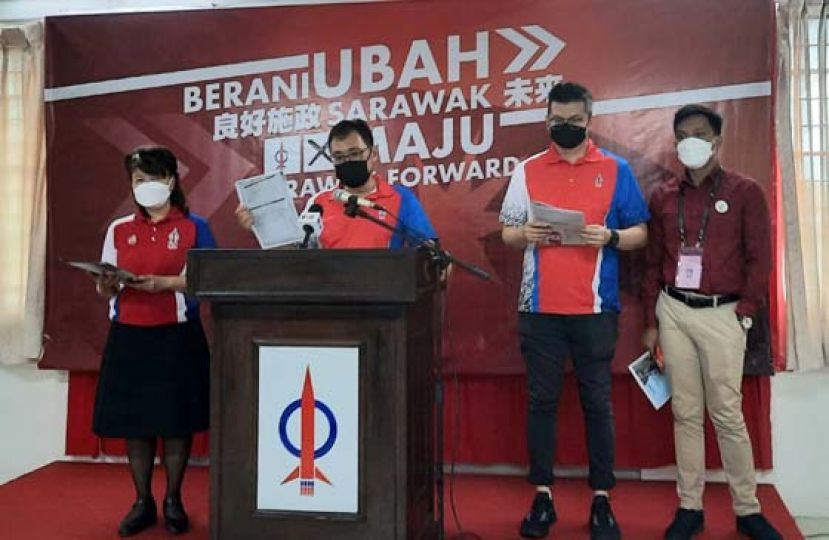  砂行动党主席张健仁（左二）在新闻发布时影。