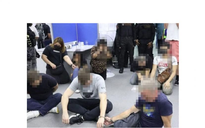 执法人员捣破呼叫中心，逮捕跨国投资集团成员。