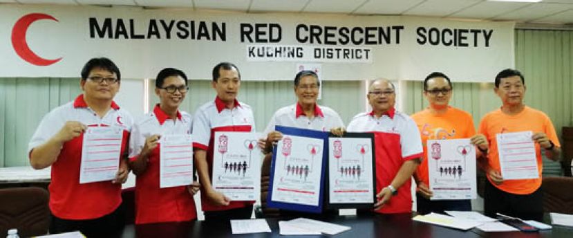 古晋红新月会慈善义跑新闻发布会，左起为委员黄裕斌、委员张顺平、财政陈伟忠、副主席周启明博士、慈善义跑筹委会主席杨民士、古晋城市跑步会主席田文德及古晋城市跑步会执委郑杨市。