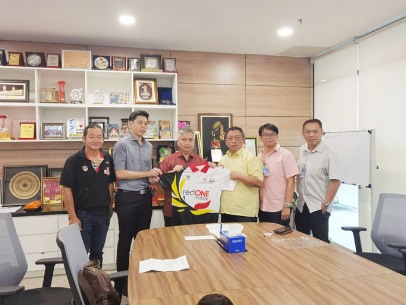 全国华人文化节之全国徒步竞走比赛筹备小组协调兼华青团团长甲必丹陈德明（右三）带领成员拜会砂拉越创意产业和艺术表演部副部长拿督史诺登拉旺时移交徒步竞走T恤一瞥。左一为委员副组长李国豪丶华青秘书谢劭业律师。右一为华青体育主任林明光及副团长陈实祥。   、