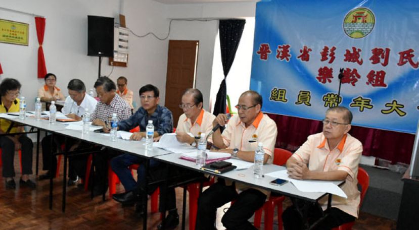 晋汉连省彭城刘氏公会名誉会长刘彦陞（右四）及乐龄组主任刘顺安（右三）主持乐龄组组员大会。