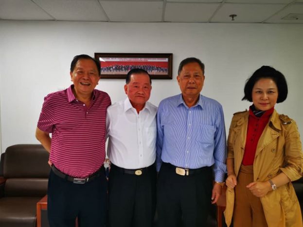 世福会后重要成员合影。左起分别为常务副会长兼秘书长林祥华丶执行会长拿督斯里刘为强太平局绅丶总会长吴换炎及财务长陈丽华。