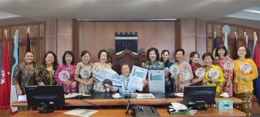 古晋南市市长黄鸿圣（左6）与旗袍文化节筹委阵容合影。左五为庆典执行顾问兼总协调刘秋英、右七为砂华人妇女总会会长兼第3届旗袍文化节筹委主席杨邲钫。
