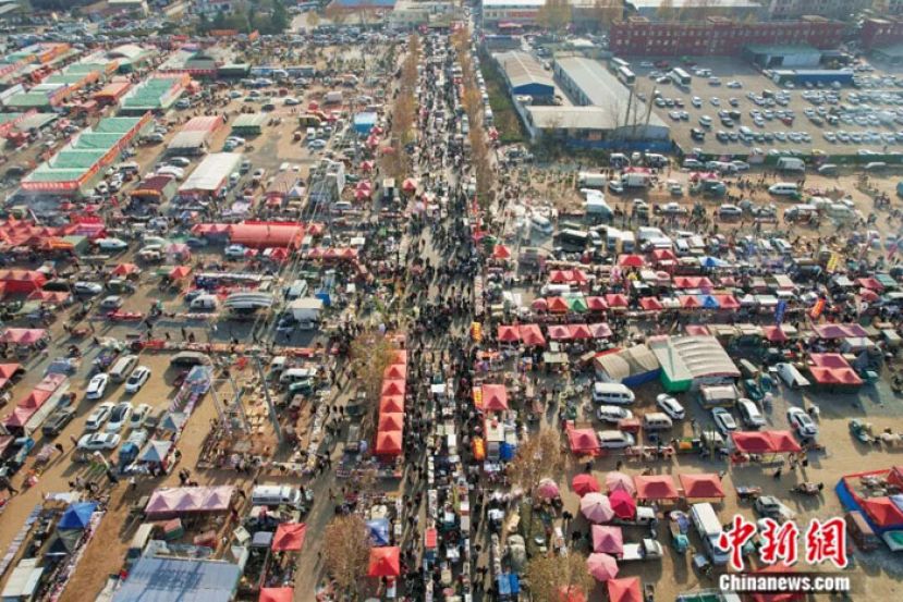 临沂曹洼大集热闹开场。