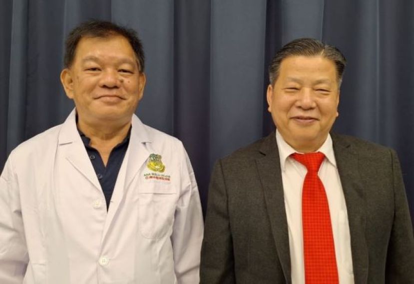 砂医总会长江宗兴（右）联袂会务顾问陈中兴赞社险重启90%补贴予自雇人士第2计划。