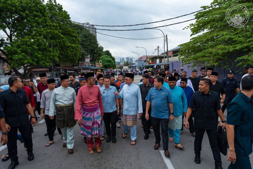 首相拿督斯里安华(中)。