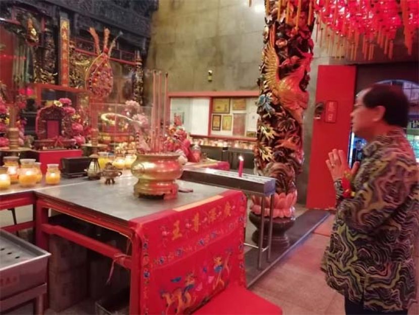 拿督法兰斯哈丁副部长参观凤山寺广泽尊王庙时双手合十对神像作礼拜。