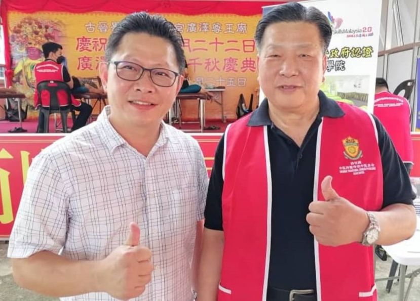 砂医总会长江宗兴（右）与砂盟古晋市区国区候选人郑志国进行交流。