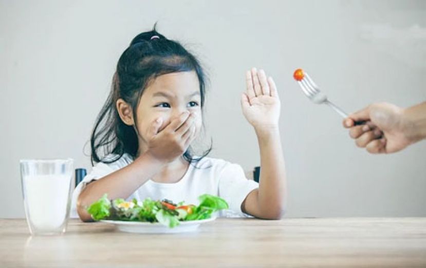 食物咬碎再喂孩吃？ 医惊大错特错：细菌传染致满口蛀牙