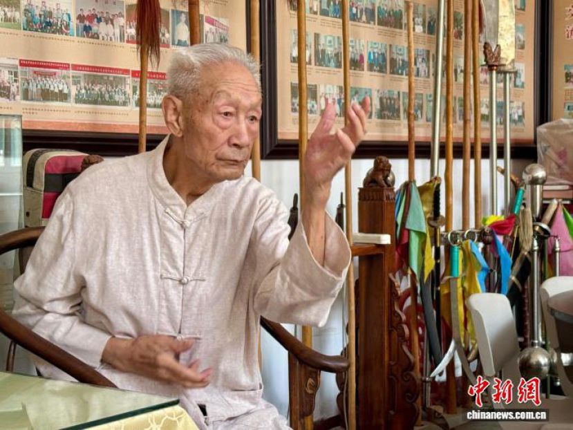 国家级非遗形意拳代表性传承人宋光华向记者展示形意拳招式。