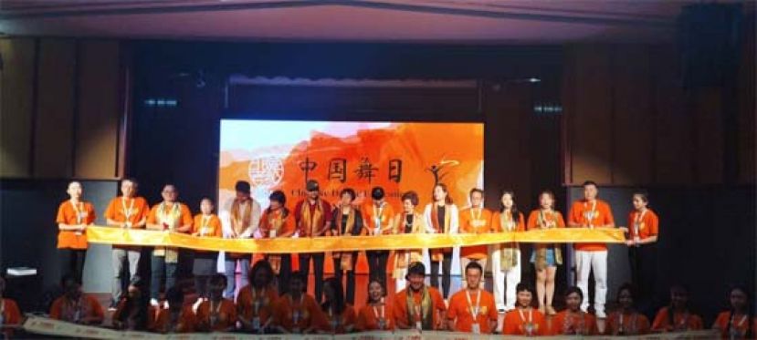 众嘉宾受邀为第6届古晋国际舞蹈节中国舞日研讨会主持开幕时摄。