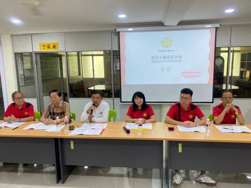 众理事于召开会员大会时摄，左起为晋汉斯省大埔同乡会副主席蓝德利丶名誉主席兼选举委员会主席李益石丶名誉主席兼会务顾问兼大会议长蓝里安丶主席罗绍凤丶秘书长杨振祥及财政丘冠华。