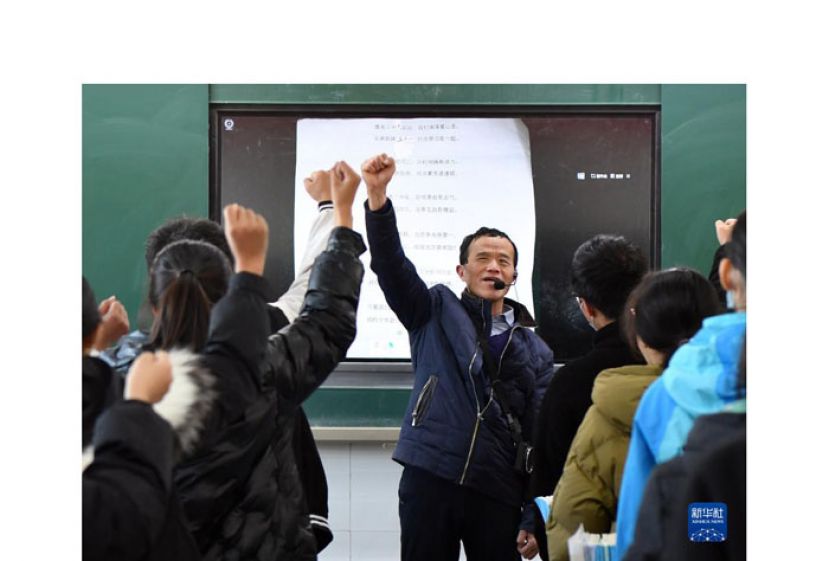 卢文建在课堂上鼓励学生。