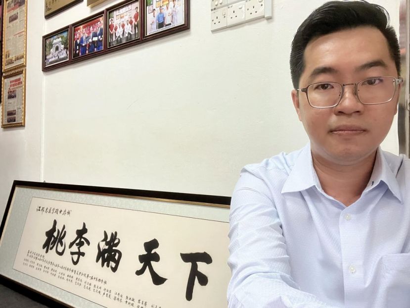  亚洲中医技职学院主任江邦仲获该院毕业生联合赠送&ldquo;桃李满天下&rdquo;牌匾。