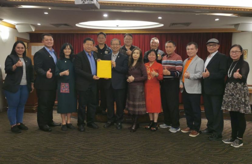 世界国际健康管理学会主席陳秋隆博士教授（左5）与理事，同砂医总会长江宗兴医学博士（左4）所率代表团交流；左起为啥医总代表团成员叶淑霞、林德强及砂会议局官员佘丽娜。