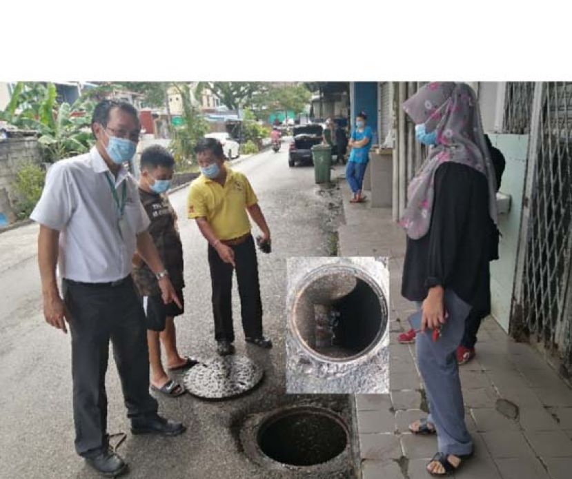 人联党圣淘沙支部主席兼投诉局主任叶耀星（左一），甲必丹李道宏与巴达旺市议会官员在7哩视察清理后的沟渠。