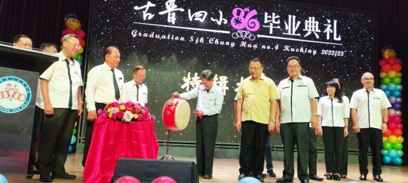 在校董们的陪同下，永久名誉顾问拿督陈悦枝击鼓，为该校特辑主持推介礼。