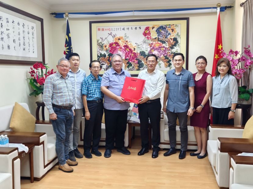 拿督黄国辉（左四）代为移交由江苏省侨联赠送的&ldquo;马年第一福袋&rdquo;予邢伟平总领事（右四）。左一起为中友会秘书长田荣喜、砂中友协秘书长许瑞益、漳泉公会署理会长郑佑上，右一起为中友会办公室主任李爱莲、漳泉公会财政沈施慧、中友会署理会长陈铭。