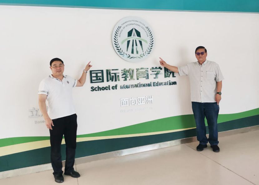 砂拉越人民联合党继续教育中心负责人拿督曾镇江（右）。