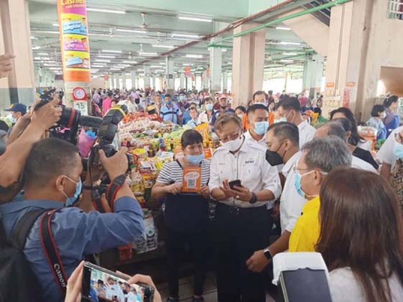 砂首长阿邦佐哈里在诗巫小贩市场推展砂拉越支付电子钱包及免费无线宽频服务。
