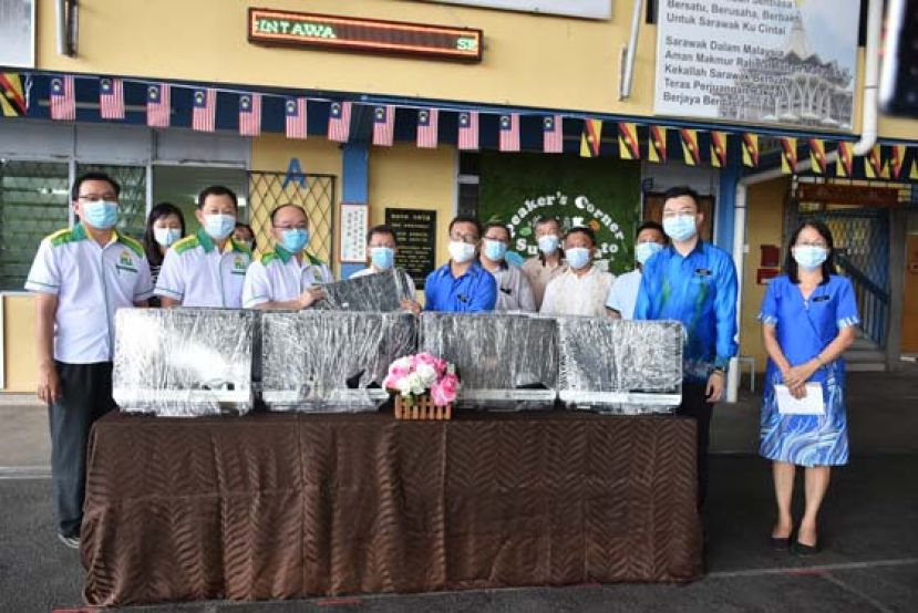 砂地方政府与房屋部部长拿督斯里沈桂贤（中）见证马来西亚皇家爱心慈善协会的代表甲必丹拿督刘思乐（左四）及拿督谢在春（左三）及田志和（左一）将10台电脑移交予民达华政府小学校长黄金光（左六）。
