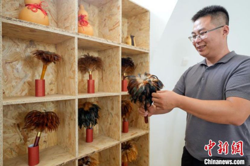 刘文豪正在研究新开发的车用鸡毛掸子。