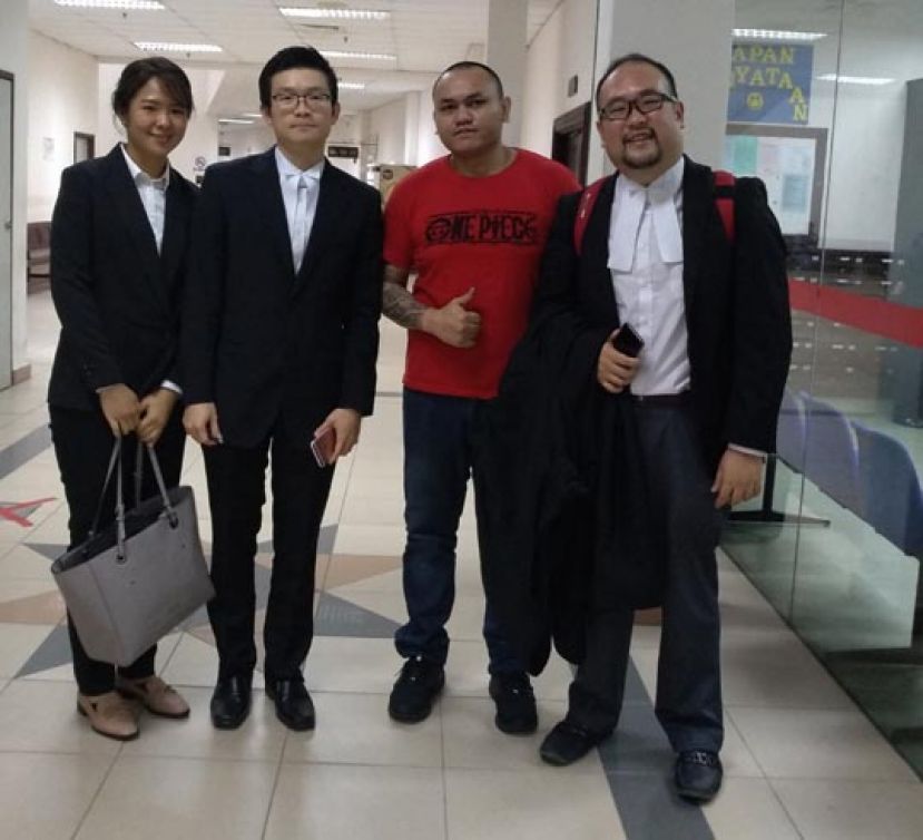 涉嫌贩卖毒品的青年（右二）获得无罪释放后，和辩护律师刘世芳（右）以及刘学毅（左二）在庭外合影。