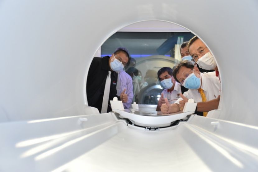 大马卫生部秘书长拿督斯里陈超明在拿督斯里沈桂贤与钱仁兴陪同下，参观飞利浦医疗最先进1.5T Ingenia Evolution心脏核磁共振仪。