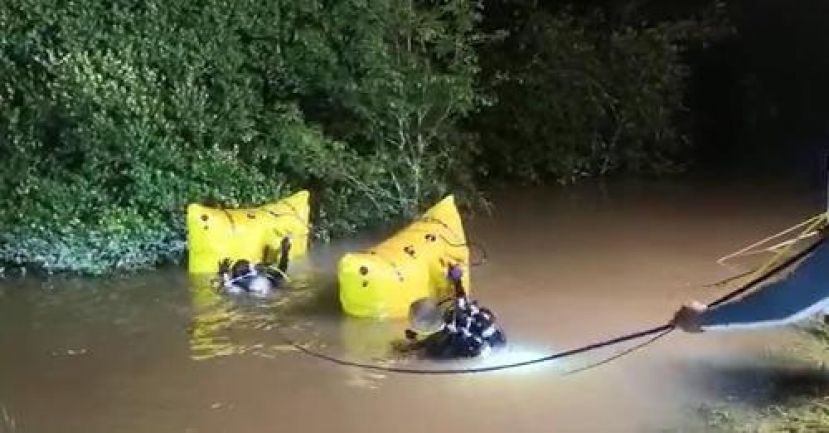 搜救队伍打捞轿车，并在车内发现女死者遗体。