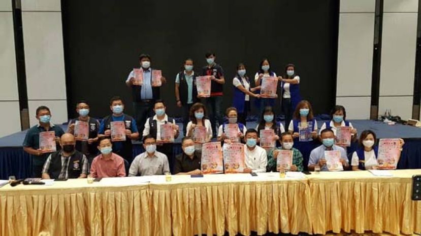 左起为华总青年团团长林学定、华总副会长李益石、副会长符气安、市长拿督黄鸿圣、华总会长拿督黄良杰、执行顾问黄张金发、庆典节目顾问甲必丹陈国璋及筹委会主席张慧娇。