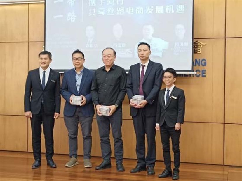 赠送纪念品仪式，左起吴汉源、曾淇赐、符策勤、刘振华和陈子健。