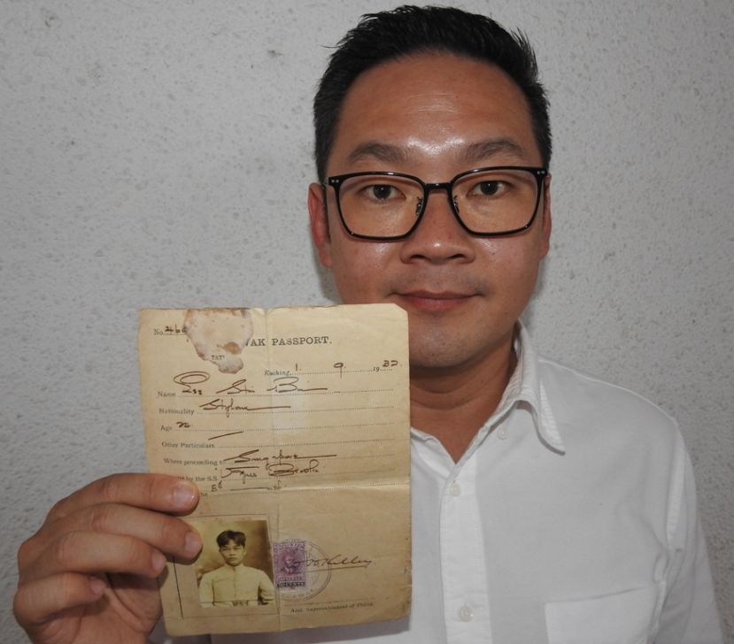程明智展示砂拉惹老政府發出的&ldquo;砂拉越國護照&rdquo;強調砂向聯邦索回自主權重要性。