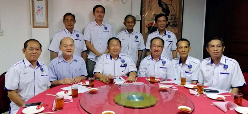 石角民立中学新校舍公开招标新闻发布会，(前排左起)石角民中财政彭志拔、执行顾问本固鲁田胜芳、主席朱聪泽、署理主席蔡汉菁、副主席蔡常健及秘书温武有；(后排左起)副财政郑志辉，校长李健狮，监学蔡高仁及副监学高志松。