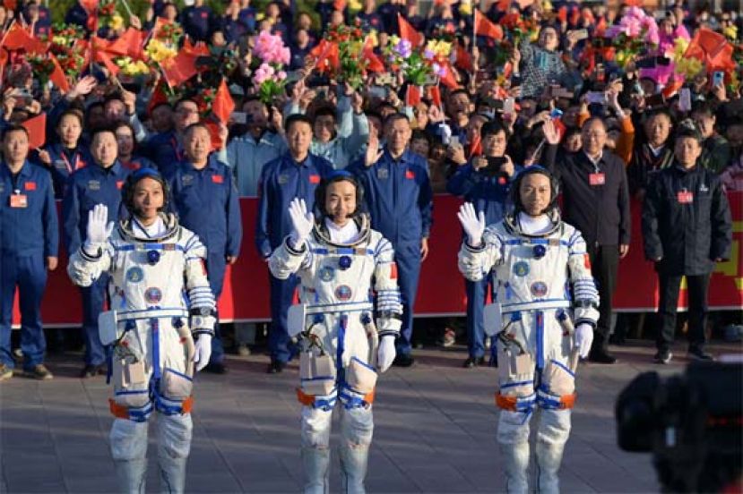 神舟十七号载人飞行任务航天员汤洪波（右）、唐胜杰（中）、江新林（左）