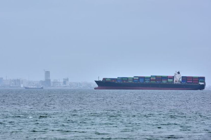 荷莫兹海峡的封闭已导致逾1200艘货船滞留。