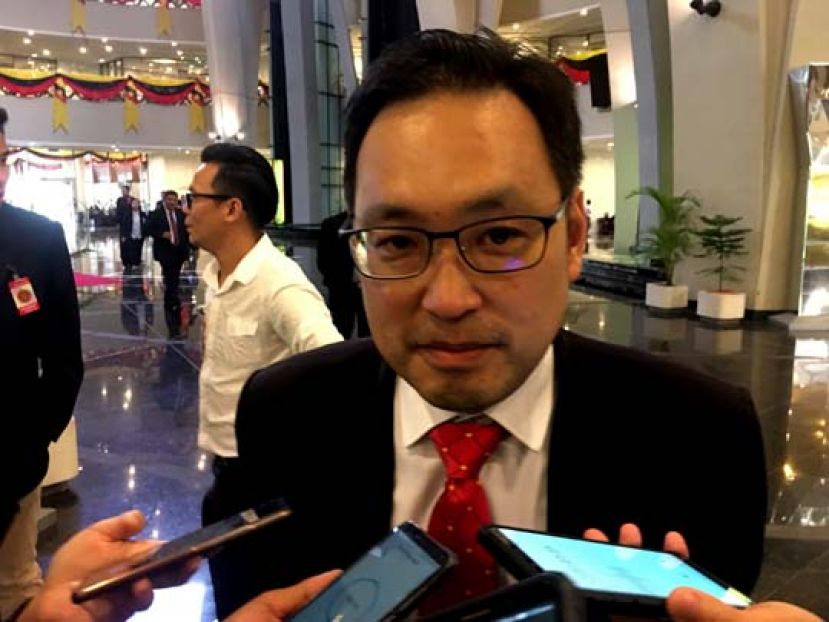 砂行动党主席张健仁强调，穿官服与否乃是个人自由！