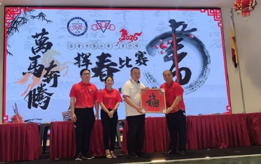 在两位一小副校长的陪同下，筹委会主席郑再恒（右）赠送纪念品予校董会主席拿督蔡文铎时影。