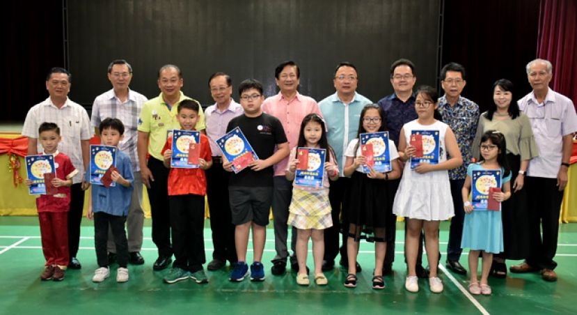 古晋四小中秋园游会，灯笼制作比赛获奖学生与校董会主席王长福（后排左五）及校董们合照。