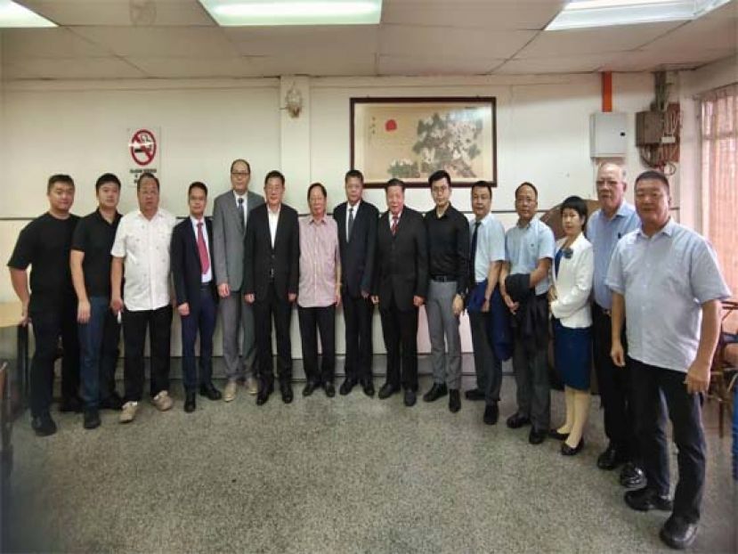 天猛公拿督刘利民（左7）设早餐款待福建中医药大学校方代表；左6为邢伟平总领事；右7起是砂医总会长江宗兴、福建中医药大学副校长苏友新等人。