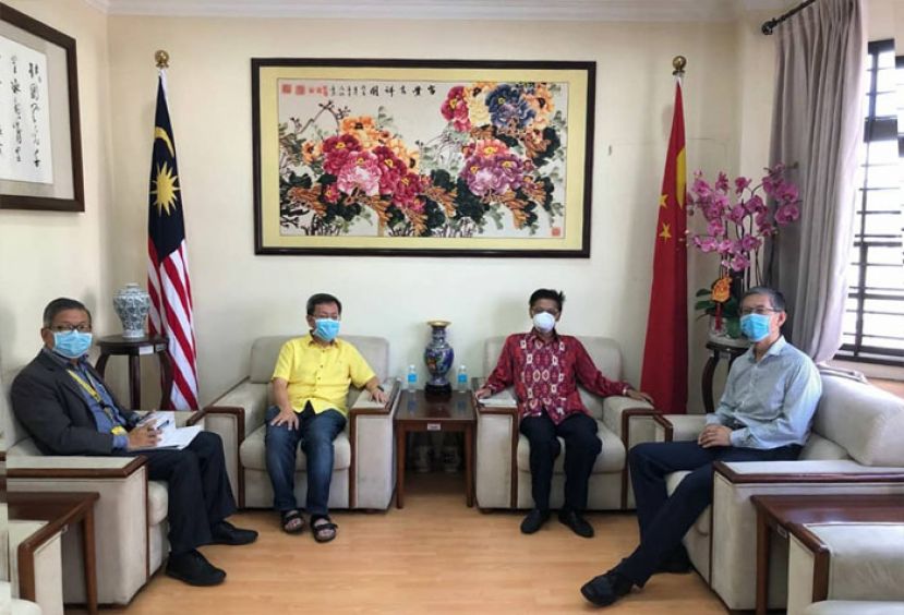程广中总领事（右二）与砂地方政府兼房屋部长拿督斯里沈桂贤（左二）、张阳副总领事（右一）、砂安全及执法委员会总监拿督蔡庆忠（左一）交流。