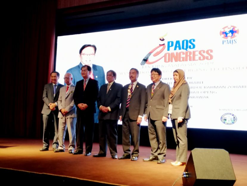 砂首长拿督巴丁宜阿邦佐哈里(中)为太平洋区估算师大会主持开幕礼。左3为;联邦工程部长巴鲁比安。